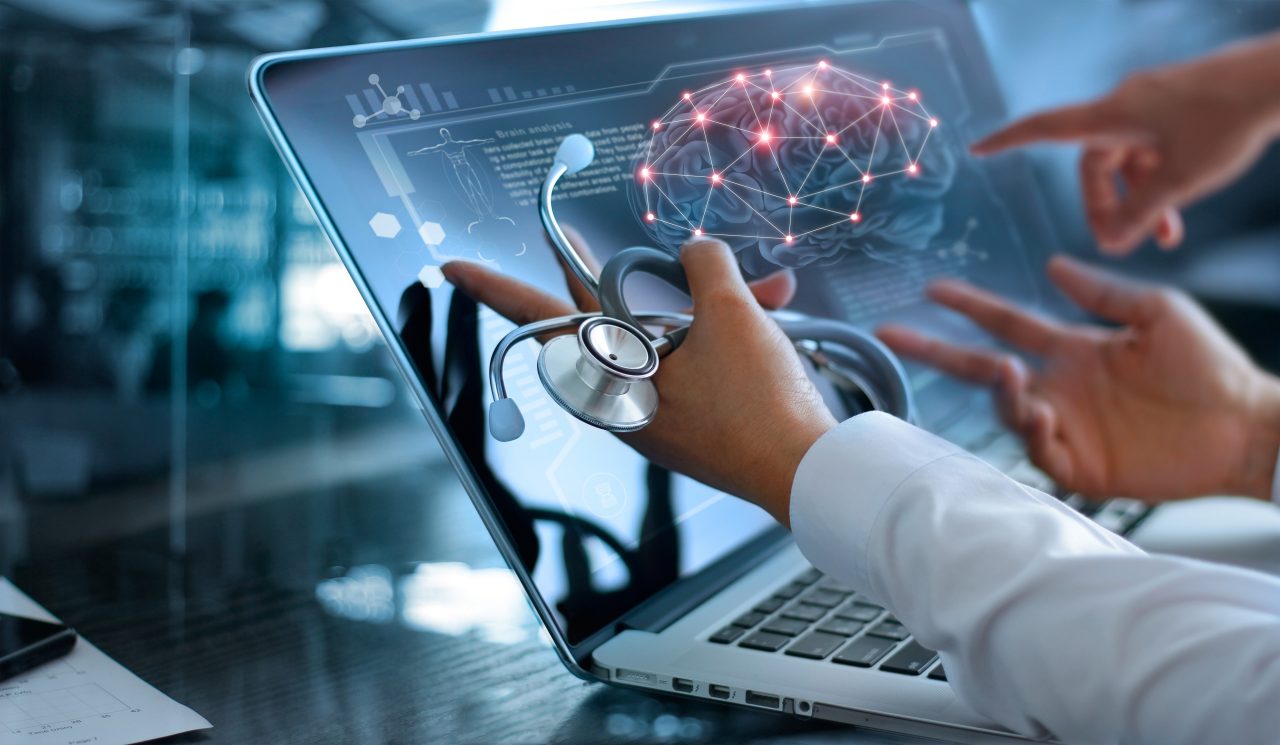 Moderne Diagnose am Laptop durch Neurologen-Team